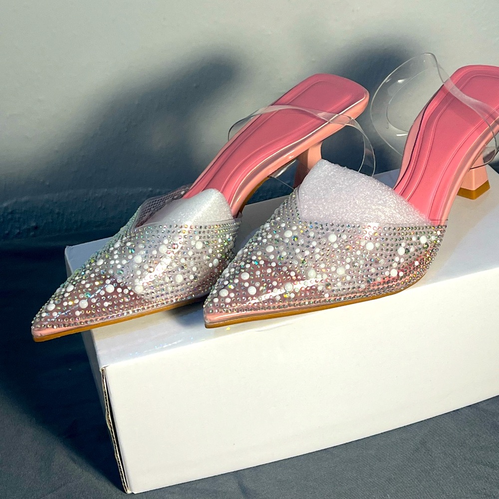 Beautiful shoes full of pearls and rhinestones💍🩷